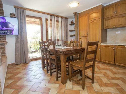 Cozy Apartment In Nova Vas With Swimming Pool