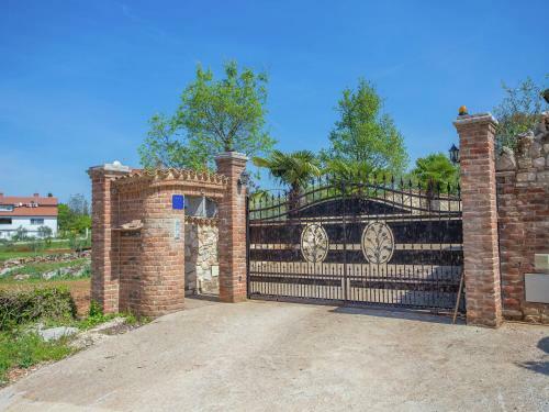 Cozy Apartment In Nova Vas With Swimming Pool