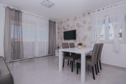 Apartments Pool Villa Aldura