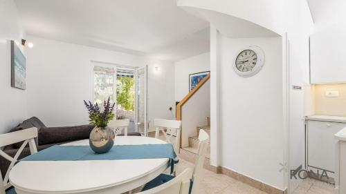 Rona Apartment Flower 1 And Flower 2
