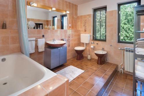 Apartment With Private Pool And Large Garden