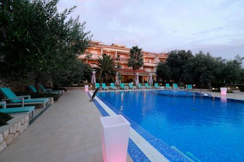 Aparthotel Resort Trcol