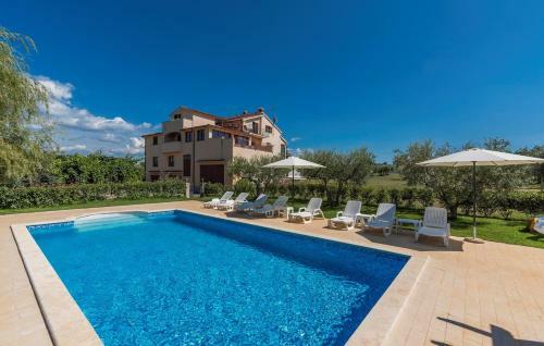 Hostal Apartment Complex Vetrina-shared Pool