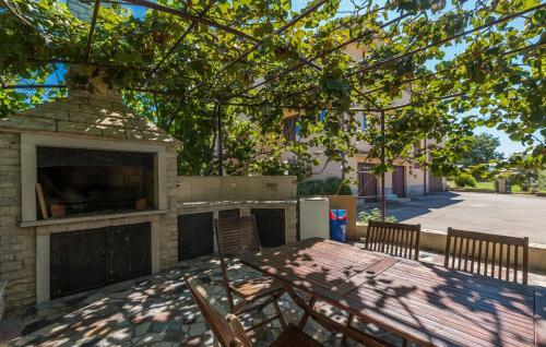Hostal Apartment Complex Vetrina-shared Pool