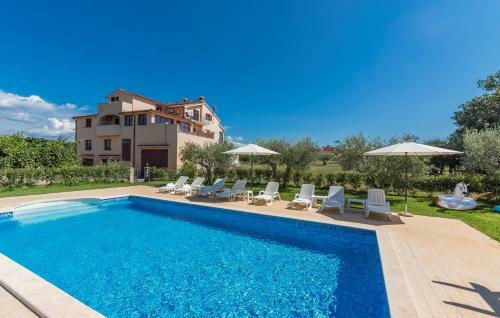 Hostal Apartment Complex Vetrina-shared Pool