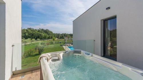 Hostal Modern Villa Paolo With A Heated Outdoor Pool