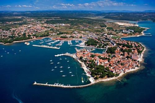 Studio Apartment In Novigrad With Balcony, Air Conditioning, Wifi (4926-2)