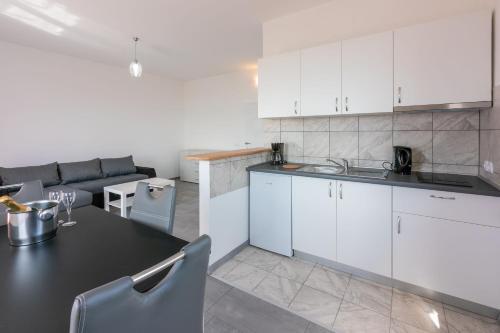 Apartments Leoalemar