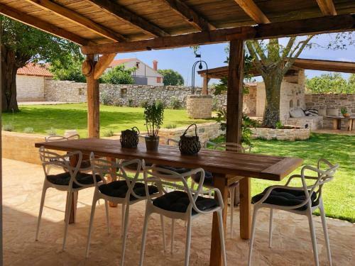 Renovated Stunning Stonevilla With Pool