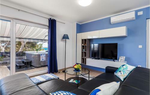 Awesome Apartment In Pag W/ Jacuzzi And 3 Bedrooms
