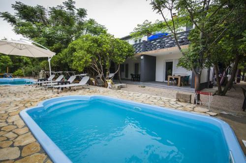 Holiday Home With Pool Mabelle