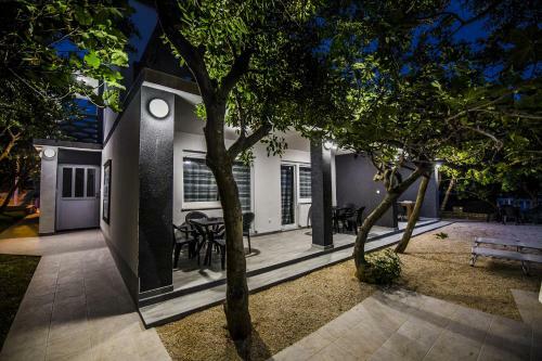 Holiday Home With Pool Mabelle