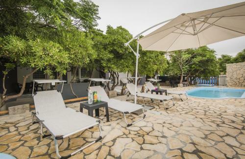 Holiday Home With Pool Mabelle