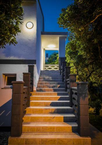 Holiday Home With Pool Mabelle
