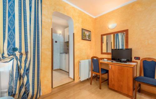 Hostal Apartments And Rooms Laura