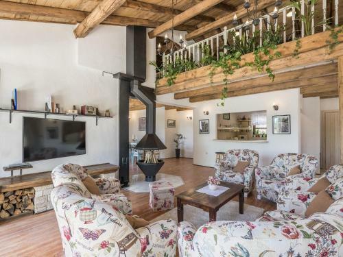 Charming Stone Villa For 14 People, With Pool And Jacuzzi, In Central Istria