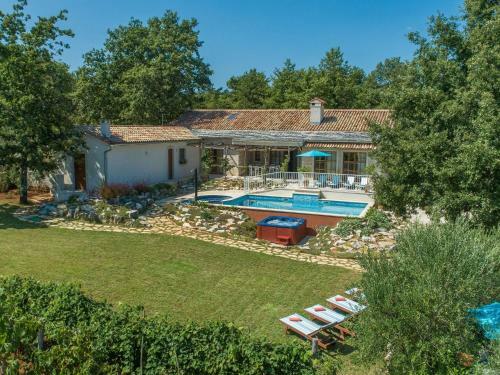 Charming Stone Villa For 14 People, With Pool And Jacuzzi, In Central Istria