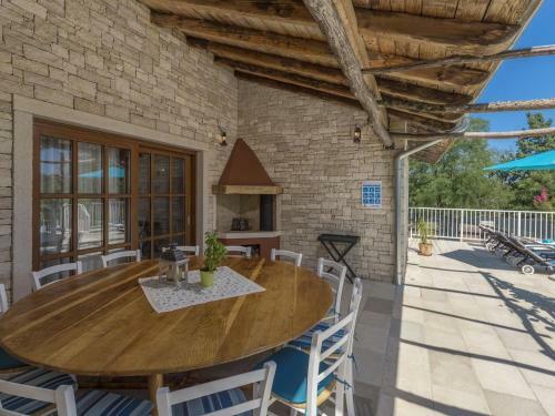 Charming Stone Villa For 14 People, With Pool And Jacuzzi, In Central Istria