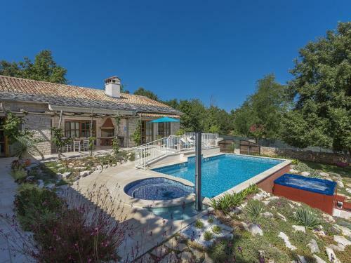 Charming Stone Villa For 14 People, With Pool And Jacuzzi, In Central Istria