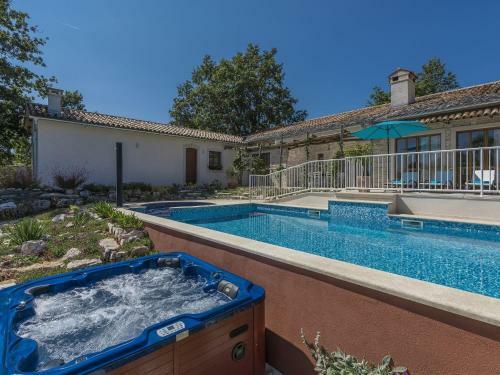 Charming Stone Villa For 14 People, With Pool And Jacuzzi, In Central Istria