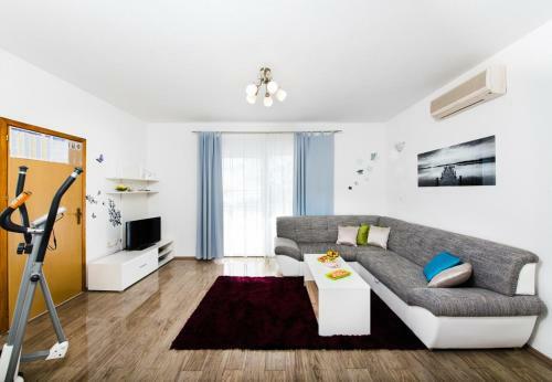 Apartment Mariska - Swimming Pool
