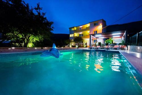 Apartment Mariska - Swimming Pool