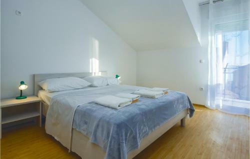 Two-bedroom Apartment In Podstrana