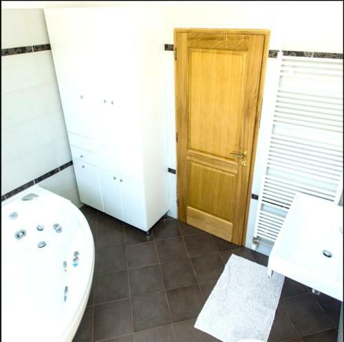 Villa With 6 Bedrooms In Pomer With Private Pool And Wifi