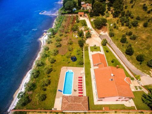 Villa With 6 Bedrooms In Pomer With Private Pool And Wifi