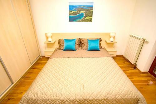 Villa With 6 Bedrooms In Pomer With Private Pool And Wifi