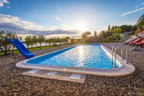 Villa With 6 Bedrooms In Pomer With Private Pool And Wifi