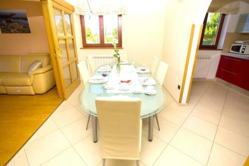 Villa With 6 Bedrooms In Pomer With Private Pool And Wifi