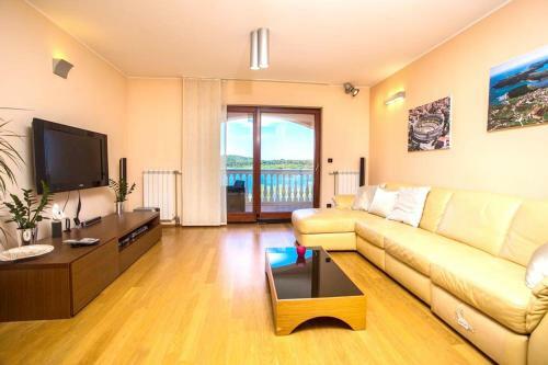 Villa With 6 Bedrooms In Pomer With Private Pool And Wifi
