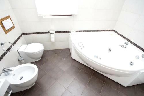 Villa With 6 Bedrooms In Pomer With Private Pool And Wifi