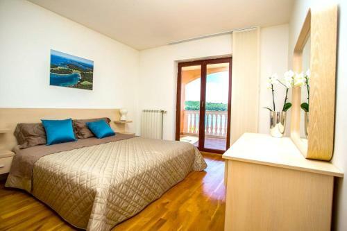 Villa With 6 Bedrooms In Pomer With Private Pool And Wifi