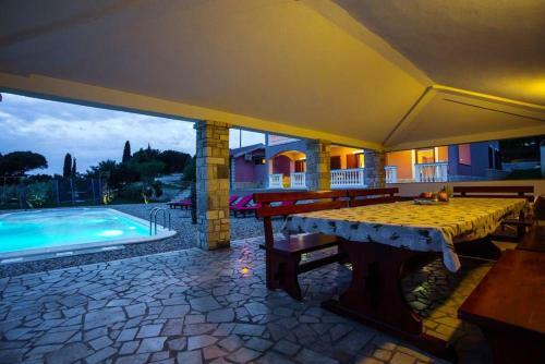 Villa With 6 Bedrooms In Pomer With Private Pool And Wifi