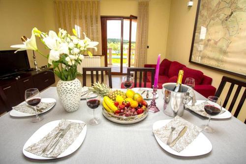 Villa With 6 Bedrooms In Pomer With Private Pool And Wifi