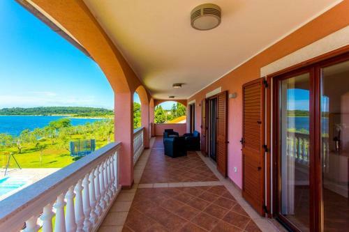 Villa With 6 Bedrooms In Pomer With Private Pool And Wifi