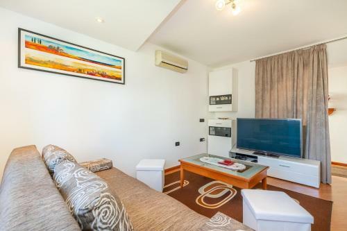 Hostal Apartments Ada Near The Sea