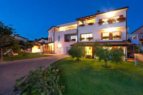 Apartments Veli Maj 1446