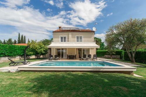 Exclusive Villa In Porec For 10 Persons With A Beautiful Garden