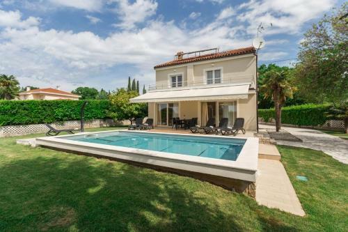 Exclusive Villa In Porec For 10 Persons With A Beautiful Garden