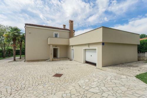 Exclusive Villa In Porec For 10 Persons With A Beautiful Garden