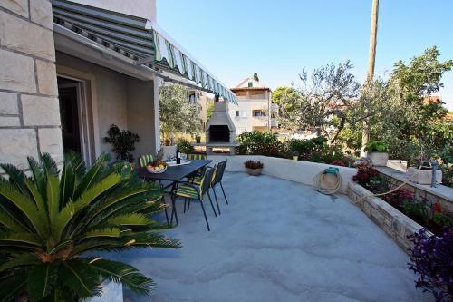 Apartment Mika-150m From The Sea