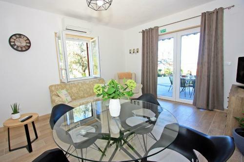 Apartment Mika-150m From The Sea