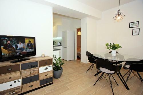 Apartment Mika-150m From The Sea