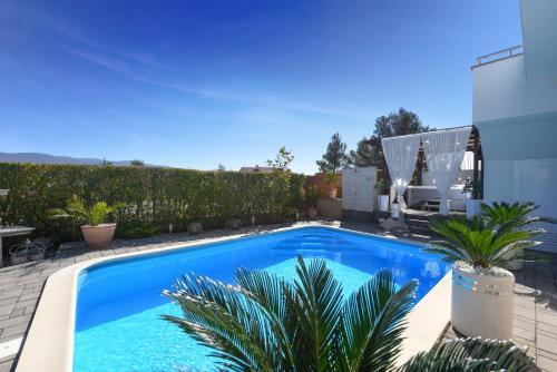 Villa With Pool Belissima