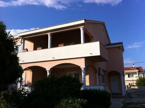 Spacious Apartment Lena Near The Beach