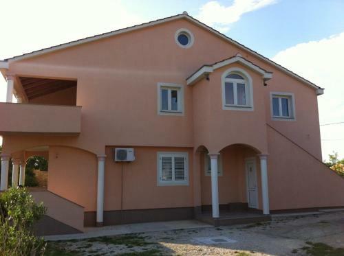 Spacious Apartment Lena Near The Beach