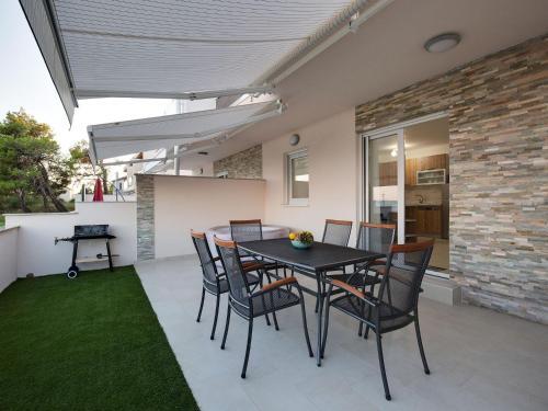 Spacious Holiday Home In Privlaka Near Sea Beach